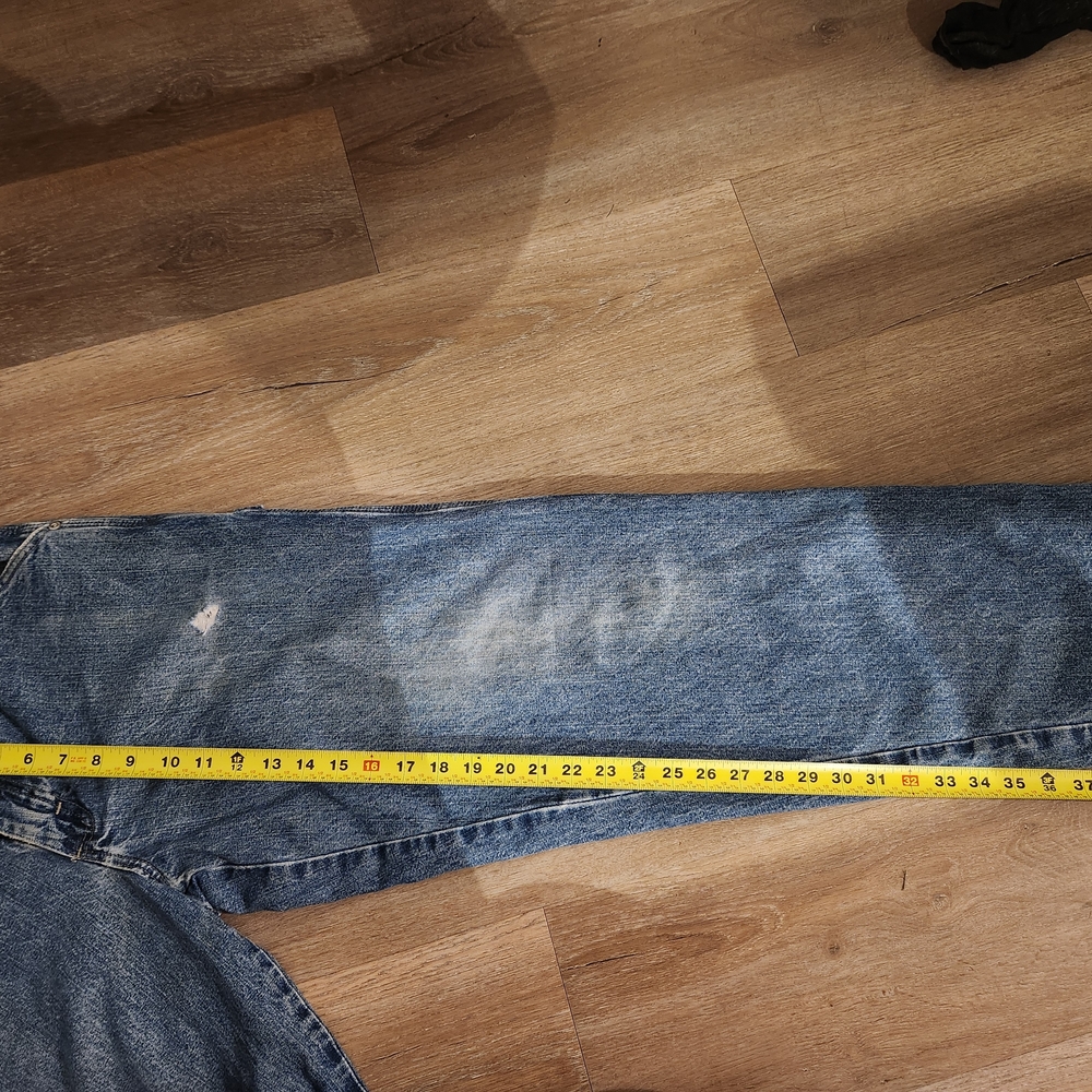Wrangler Men's Relaxed Jeans in Blue - Picture 12 of 13